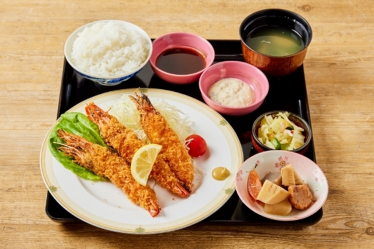 特大エビフライ定食の写真